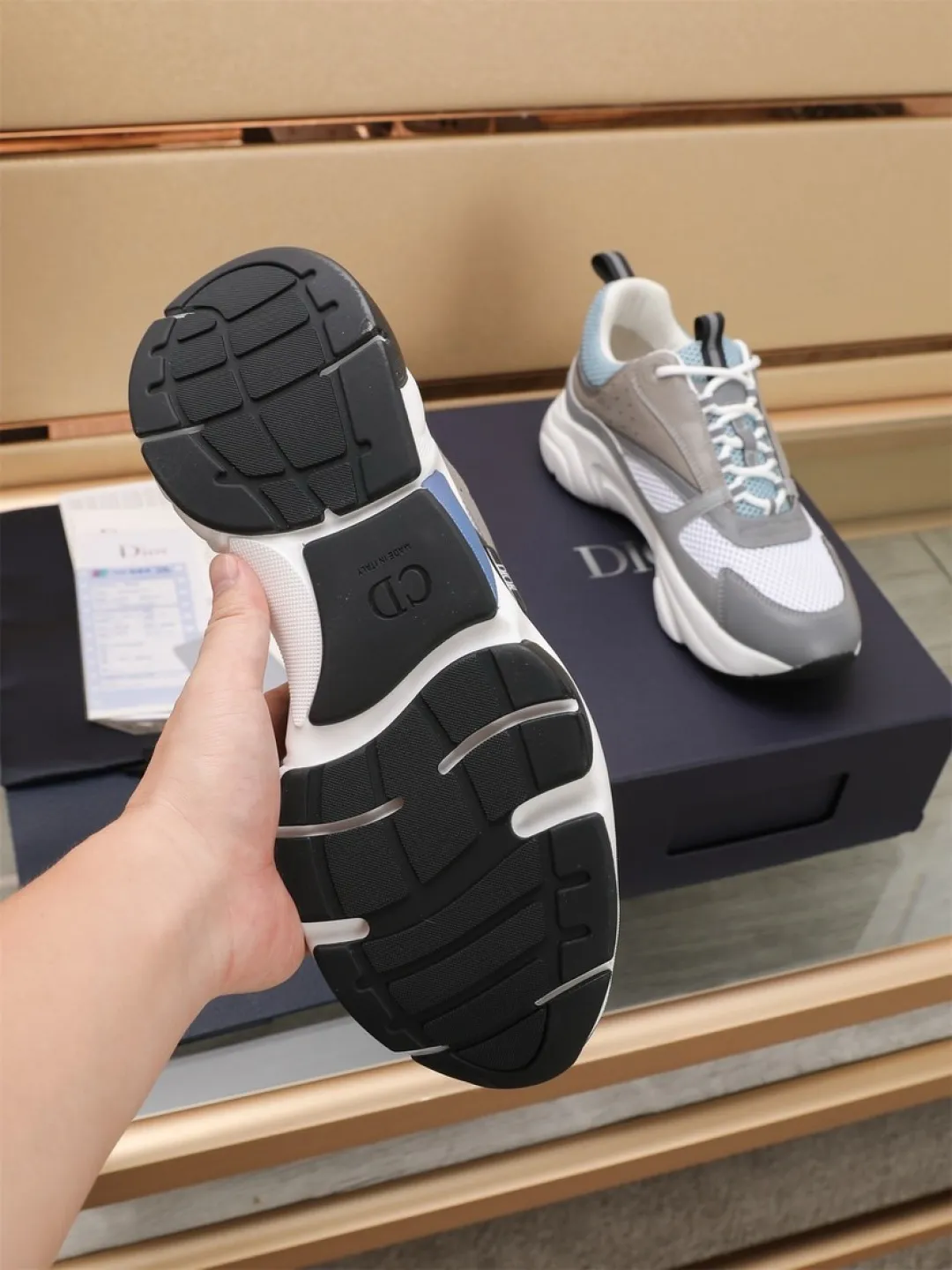 Men's shoes 💰P460💰【Dior】Dior✨ is online at the same time👏 This casual sneaker is a new product in the series and continues Di*r's classic style. The upper is made of original mesh and cow leather, with a two-color textured outsole, and the brand's iconic details on the rear collar and heel to enhance the style. Fashionable and versatile. Wear it with jeans or slacks for a casual look. Size: 38-44 (45 customized)